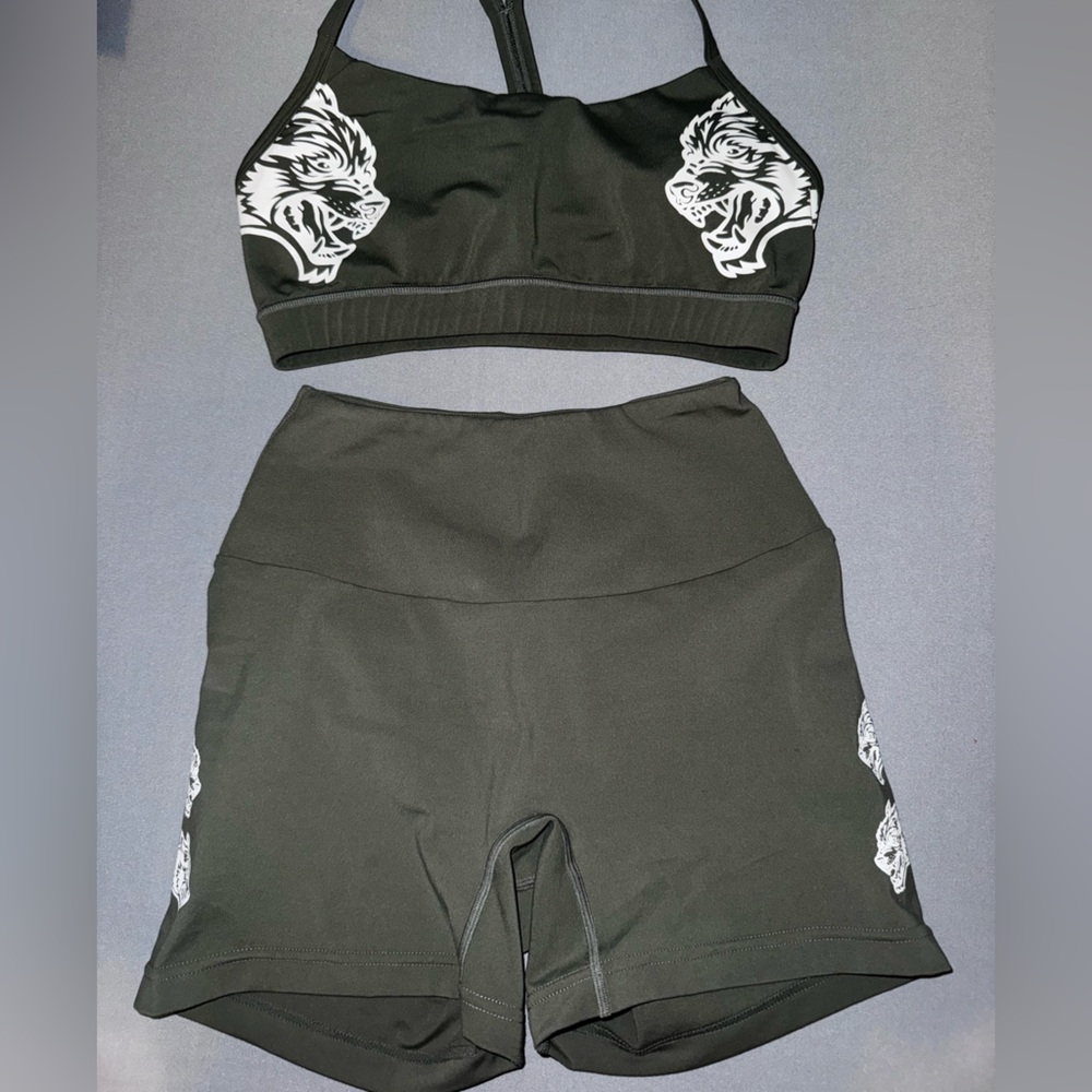 •DARC SPORT SER
•Olive green color
•Small Top
•X-small bottom
